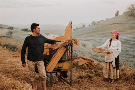 this couple s engagement shoot depicts the simple filipino life and we love it filipiniana