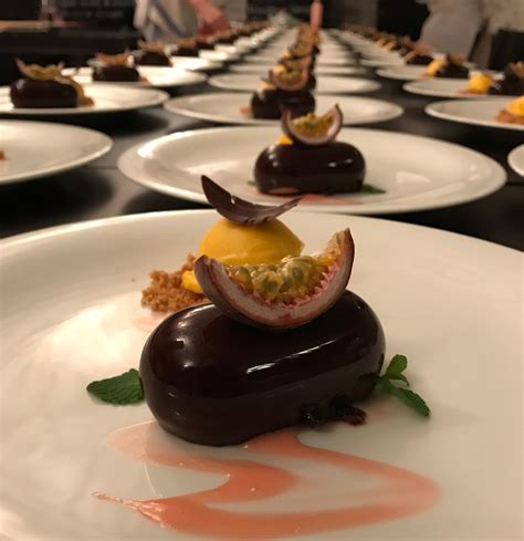 Wtih these exquisite chef creations your tiramasu, chocolate lava cake and more will never have looked so good. Mousse al cioccolato con cuore al maracujá e gelato al ...