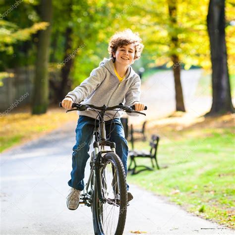Urban Biking Teenage Boy Riding Bike In City Park — Stock Photo