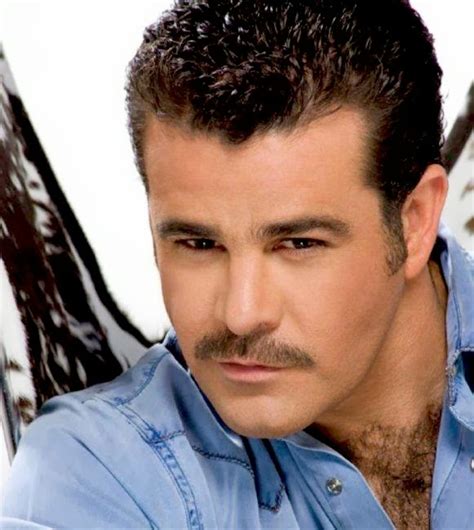 He was born in mexico city, mexico. hombres con bigote: EDUARDO CAPETILLO