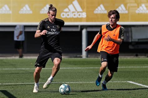 مشاهدة معرض الصور عرض الفيديو. ريال مدريد يستعيد بيل ورودريجيز ضد غرناطة.. صور - في المدرج