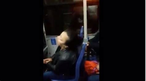 Graban Cómo Una Mexicana Se Queda Profundamente Dormida En Un Autobús Y