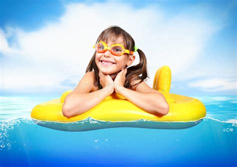 戴漂浮可膨胀的圆环a的潜水的眼镜的滑稽的小女孩 库存照片 图片 包括有 夏天 童年 游泳 火箭筒 58119788