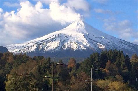 Don't miss this, climbing villarrica volcano was an incredible experience. Densa fumarola del volcán Villarrica se debería a lluvia ...