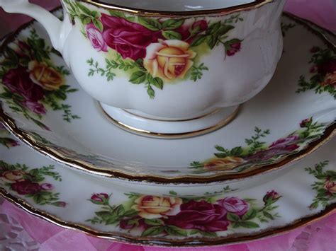 Free Ship Old Country Roses 1962 Royal Albert Large Tea Etsy Country Roses Tea Cups Small Vase