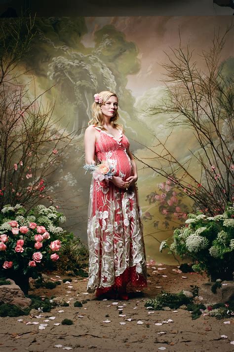 Kirsten Dunst Announces Pregnancy Via Rodartes New Season