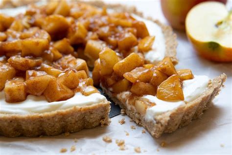 Stir until smooth and pour the chocolate peanut butter sauce on top of the oatmeal crust inside the pan. No Bake Apple Tart With Oatmeal Cookie Crust | Cookie ...