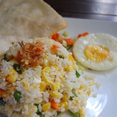 Nasi goreng merupakan makanan khas indonesia, dan pada dasarnya sama seperti makanan indonesia lainnya yang memiliki banyak sekali variasi. Bumbu Nasi Goreng Sederhana : 5 Resep Dan Cara Membuat ...