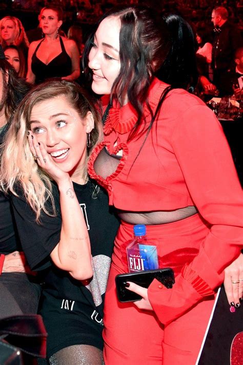 no one was more excited for noah cyrus s award show debut than big sis miley miley cyrus