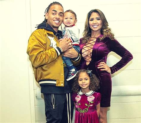 Ozuna, cantante puertorriqueño conocido como el 'negrito de ojos claros', puso un alto a sus actividades laborales para asistir a un centro de salud son los niños el futuro de este mundo, tengo dos hijos que tú me los bendices, se escucha en las plegarias de ozuna, quien sujeta las manos de. Ozuna - Wife, Age, Height & Facts About The Singer