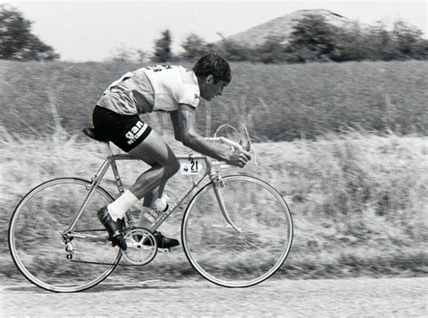 Je n'ai jamais vu courir raymond poulidor mais il émerveillait toujours autant lorsque, en famille, on apercevait sa chevelure argentée depuis les bords. CYCLISME : Raymond Poulidor était souvent venu dans la ...