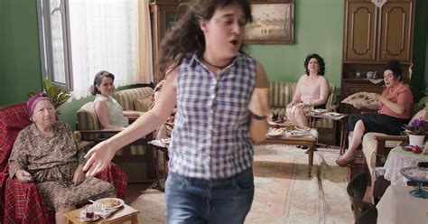 En büyük çıkışı ve bizlerin hayatına girişi 'güneşin kızları' adlı gençlik dizisinde olan hande. Aşık Oldum Be / Deliha | İzlesene.com