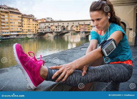 Sprawno Ci Fizycznej Kobieta Rozci Ga Blisko Ponte Vecchio W Florence Italy Obraz Stock Obraz