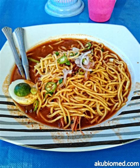 Is drinking a carlsberg smooth draught by carlsberg malaysia at pak tam mee udang. Tempat makan best di Pulau Penang