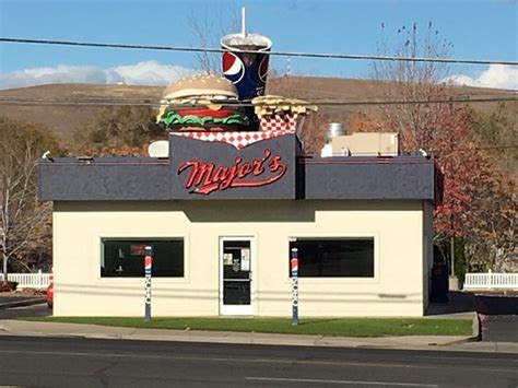 Since this place is basically right across the street from me, i ( as of now used to) go there often, either when in a squeeze for time or just having a perverse craving. Major's Burgers- Lincoln, Yakima - Restaurant Reviews ...