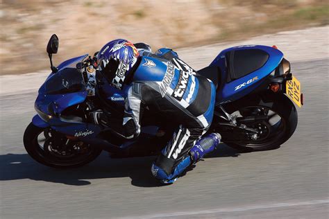 Kawasaki is a proud company with a rich performance heritage. Niall's Spin: 2005 Kawasaki ZX-6R review | Visordown