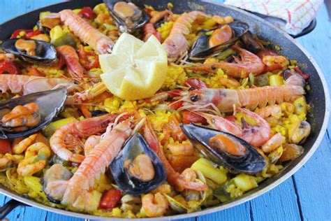 En casa el domingo es día de arroz, cada domingo lo cocinamos de forma diferente y como el arroz ofrece tantas posibilidades, pues es una maravilla poder disfrutar de platos tan ricos y variados. Paella de marisco, receta paso a paso | PequeRecetas