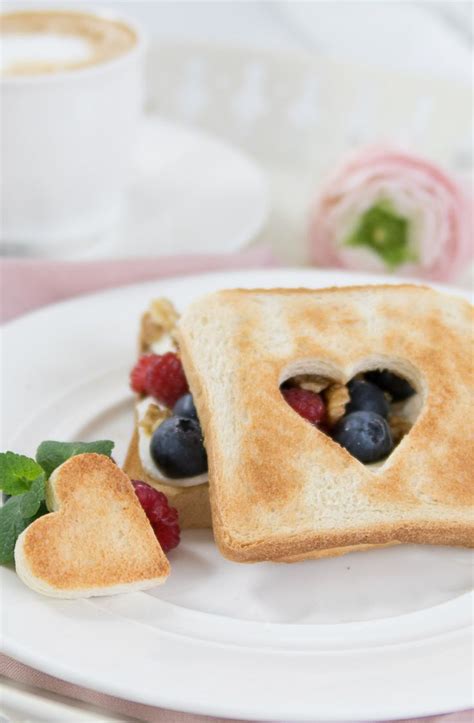 Sie geben uns einen echten energieschub und die darin enthaltenen nährstoffe können vom körper in das. Frühstück ans Bett: Mit einem fruchtigen Herz Toast | Baking recipes, Food, Baking