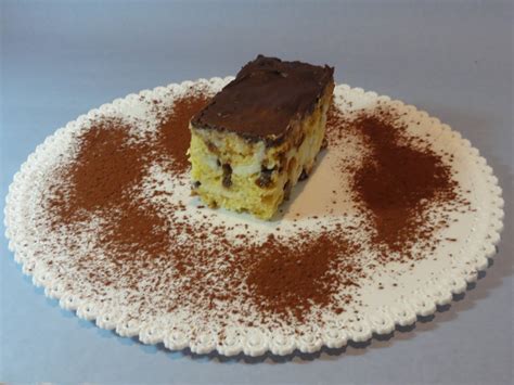 Dessert di Natale al panettone, besciamella dolce e gocce di cioccolato
