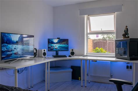 Writing desks, with drawers for minimal storage, are easy to place anywhere and are perfect for your laptop. Super clean battlestation | Gaming room setup, Gamer room ...