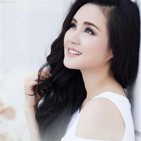 Không buông tay để cho em khóc thêm mộ lần nữa thôi thêm một lần cuối cùng rồi ta sẽ rời xa vậy là kết thúc sau nhiều năm nói cười ta cũng không thể nào đi chung đôi vậy là em sai, sai từ ngay lúc đầu vì yêu anh quá đậm sâu để giờ đây nặng mang u sầu. Để Cho Em Khóc, a song by Vy Oanh on Spotify