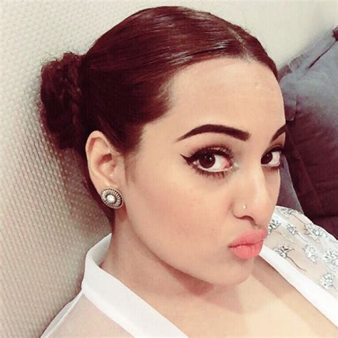 18 Pictures That Prove Sonakshi Sinha Is Bollywoods Unbeatable Selfie Queen Life With Styles