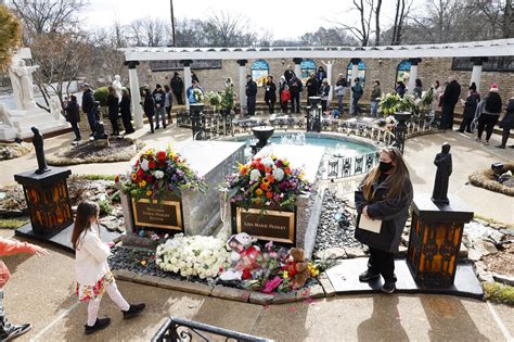 Hundreds Celebrate Lisa Marie Presleys Life At Graceland Ceremony Worldnewsera