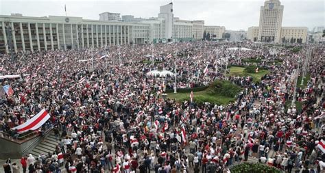 Belarus Defiant Protesters Flood Minsk Demanding Lukashenkos Removal Bm