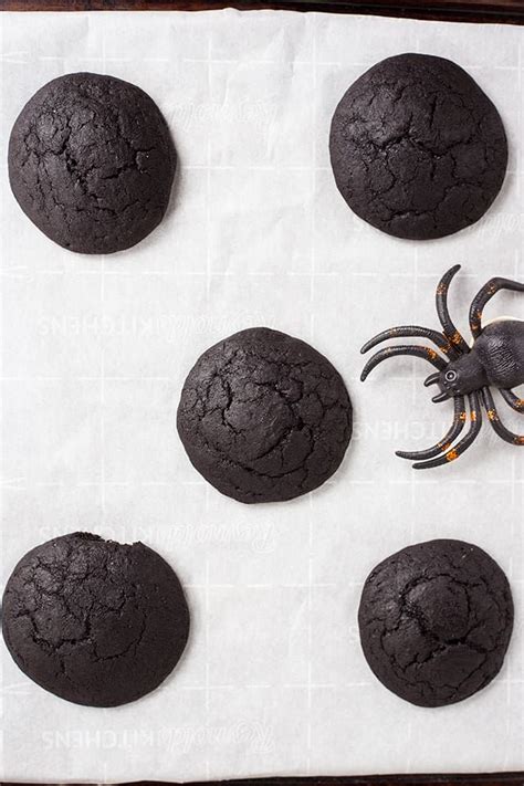 These Spider Whoopie Pies Are Made Of A Chocolate Cake And Filled With