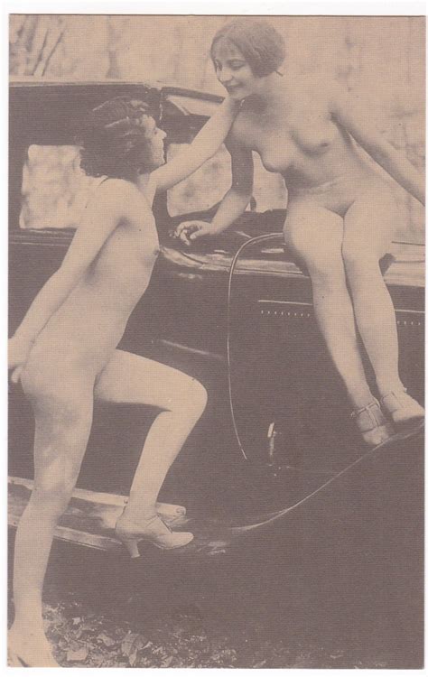 AK Erotik Erotica Akt Zwei Nackte Frauen An Auf Einem Buch