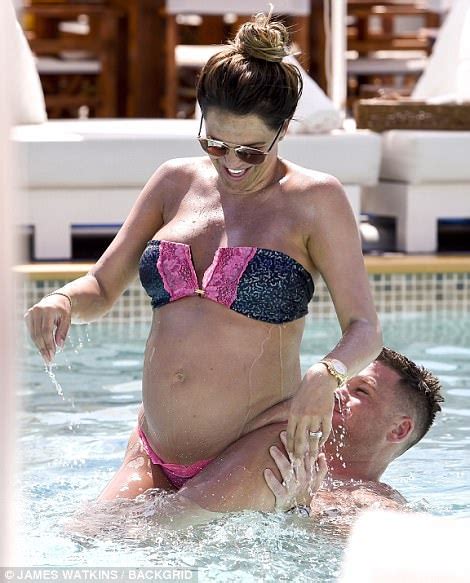 Pregnant Danielle Lloyd Displays Her Blossoming Baby Bump Daily Mail