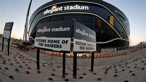 Nfl Fans Cant Stop Comparing The Raiders New Allegiant Stadium To A