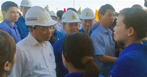 Bộ trưởng bộ gtvt nguyễn văn thể, bộ trưởng bộ kế hoạch. Thủ tướng Nguyễn Xuân Phúc thăm công nhân tại tỉnh Hà Nam ...