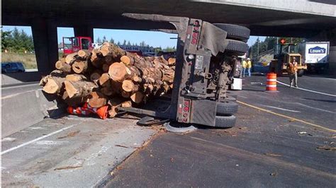 Logging Truck Tips Over Spills Load On I 405 Kiro 7 News Seattle