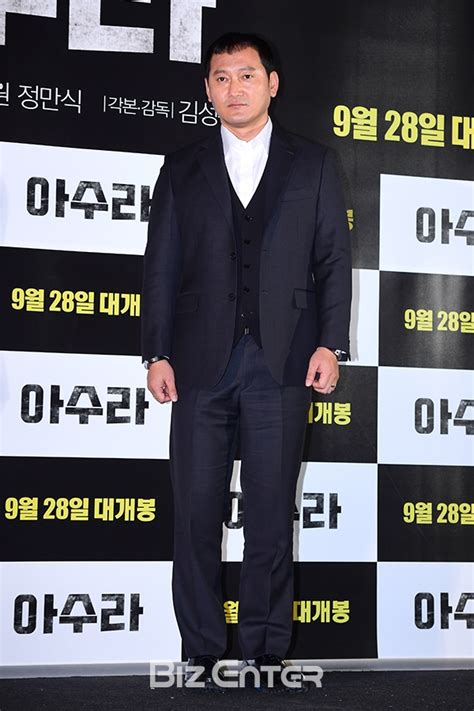 이 자리에는 배우 김윤석, 조인성, 허준호, 구교환, 김소진, 정만식. BZ포토 정만식, 가만히 있어도 포스가 철철 - 이투데이