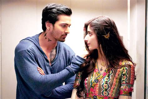 Filmde çok sevdiği bir kadını kendi elleriyle başka birine teslim etmesini konu alan bir aşk çemberi içinde kalır. Pakistani actress Mawra Hocane makes her Bollywood debut ...