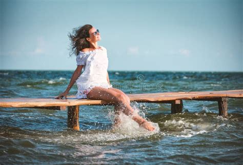 Donna Nuda Sulla Spiaggia Fotografia Stock Immagine Di Persona