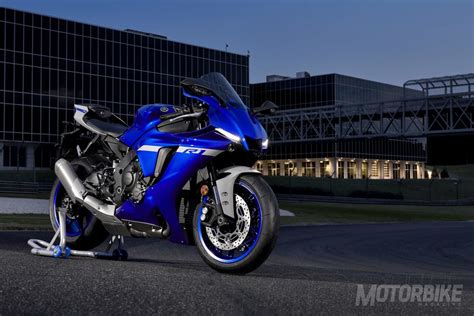 The 2020 yamaha r1 still flatters on track with superb rider aids, exquisite rear tyre feel, immense speed and a howling soundtrack, but it's a small step in road trim, so no need to rush out for. Yamaha YZF-R1 2020 - Precio, fotos, ficha técnica y motos ...