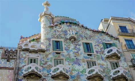 A colorida casa batilló, uma casa do século 19 renovada ao conhecido estilo modernista, é uma das muitas obras primas de gaudí em barcelona. Casa Batlló Tickets