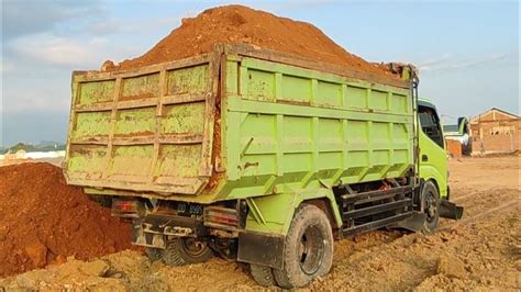 Mobil Truk Bongkar Muatan Tanah Full Bak Menggunung Youtube