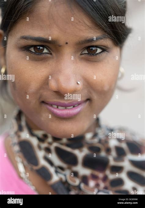 Schöne Indische Mädchen Auf Der Straße In Varanasi Indien