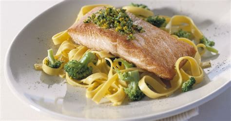 Gebakken zalm met peterselietapenade en tagliatelle