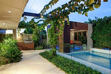 Here are some small backyard ideas that you can apply for your home extension. Small Backyard Home Design Idea