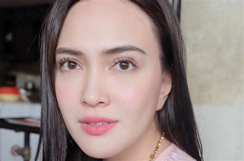 Tak lagi aktif di layar kaca, shandy kini lebih fokus menjadi istri dan ibu untuk keluarga kecilnya bersama david herbowo. Tunjukan Foto Wajah Penuh Jerawat, Shandy Aulia: Saya ...