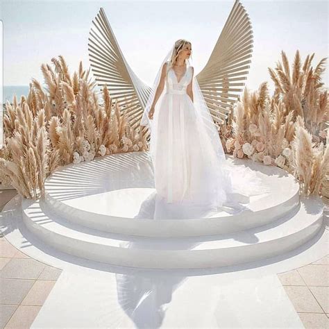 Das in kleine fältchen gelegte gewickelte oberteil liegt absolut im trend und zaubert ein traumhaftes dekollete. Pin von Nelli auf deko in 2020 | Hochzeit deko, Wedding ...