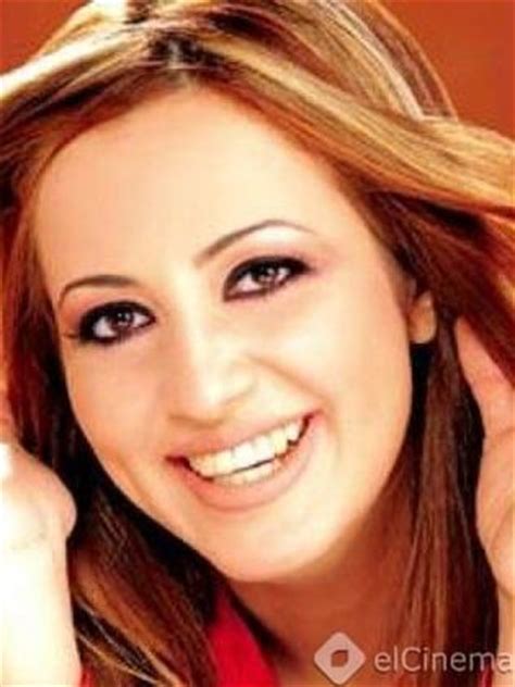 ويبدو أن ثقافتها وهواياتها في الرسم وعزف البيانو وجمال صوتها وشكلها شحذا فيها موهبة الغناء وساهما في تنمية قدرتها على التمثيل. طاقم العمل: مسلسل - بوابة الحلواني (ج4) - 2001