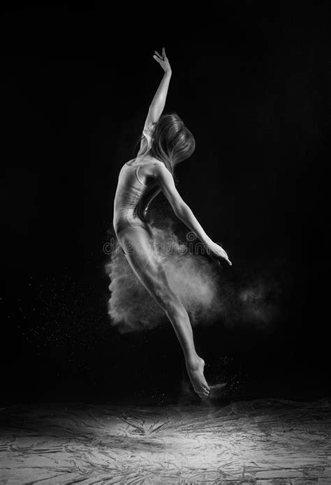 Una Bella Bailarina De Ballet Descalza Y Esbelta Que Lleva Un Traje De