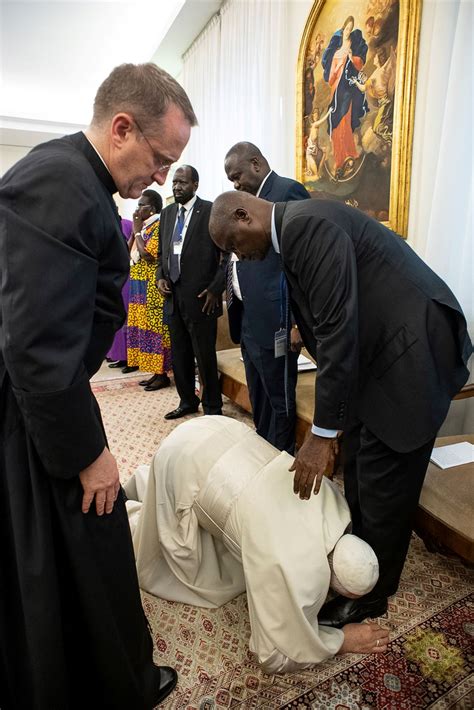 Kiss For Peace Pope Kneels To Kiss Feet Of South Sudan S Leaders To