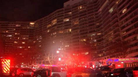décès tragique dans un incendie à philadelphie une femme perd la vie dans un immeuble de grande