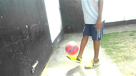 How To Use Your Weaker Foot In Soccer Youtube